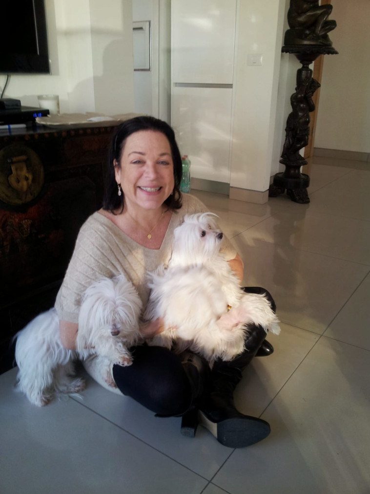 דבי מצקין והכלבות. צילום: אילנה מצקין