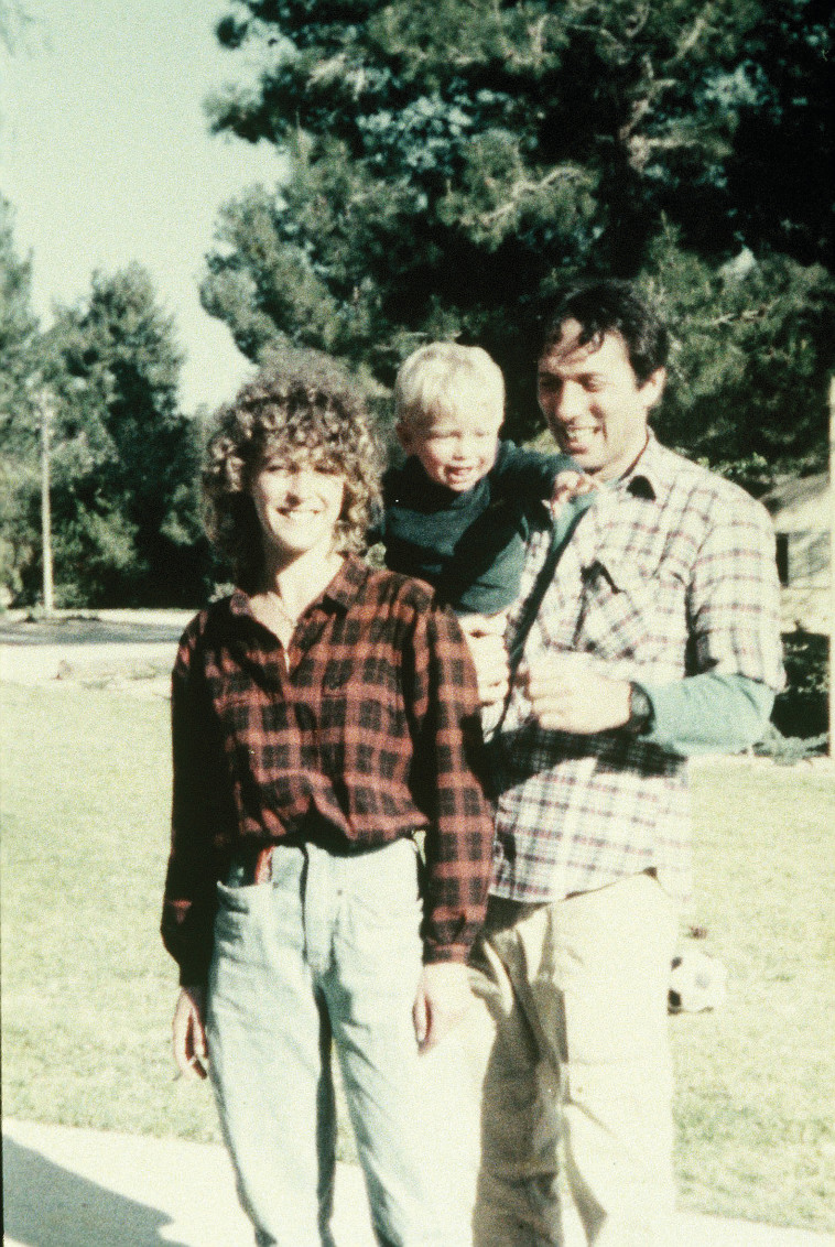 ליאור דיין עם אביו אסי ואמו קרוליין לנגפורד