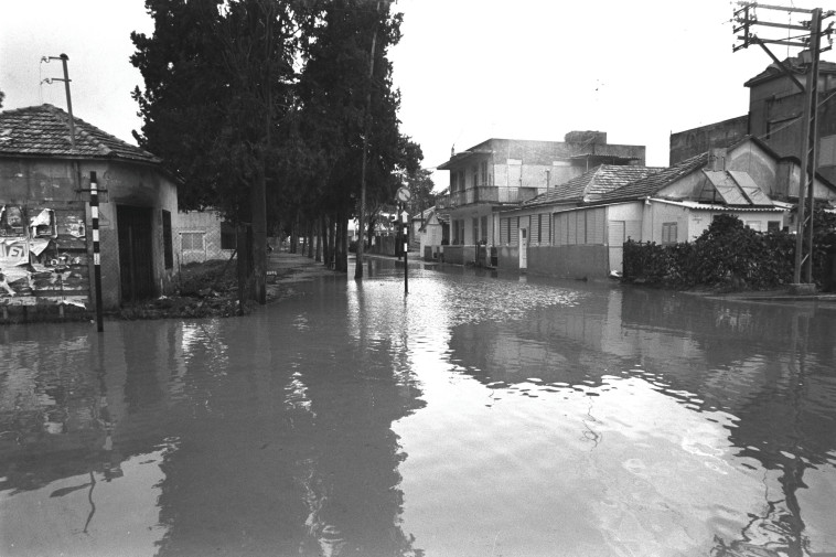 הצפות בשכונת מונטיפיורי בתל אביב, 1974, צילום: יעקב סער, לע&quot;מ