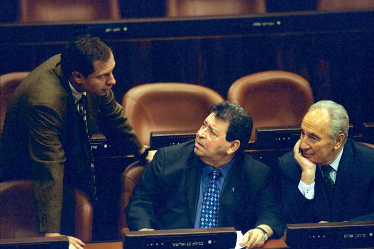 פינס עם שמעון פרס ובנימין בן אליעזר בכנסת, 2001