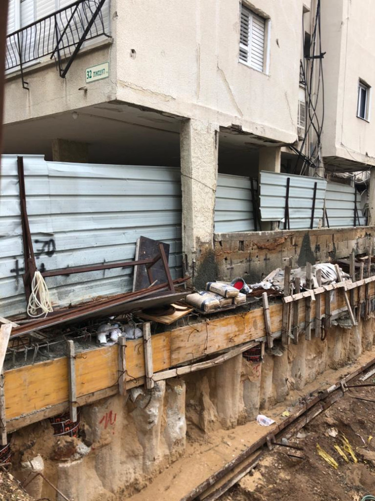 המבנה בסכנת הקריסה