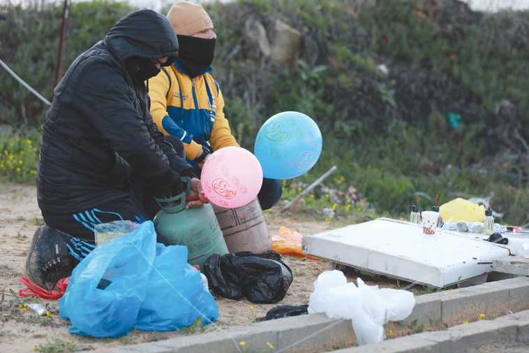 בלוני נפץ בהכנה