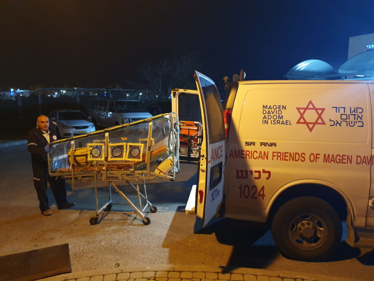 פועל סיני מפונה לברזילי מחשש להדיבקות בנגיף הקורונה. צילום: דוברות מד&quot;א