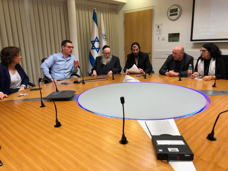 השר ליצמן חותם על הצו