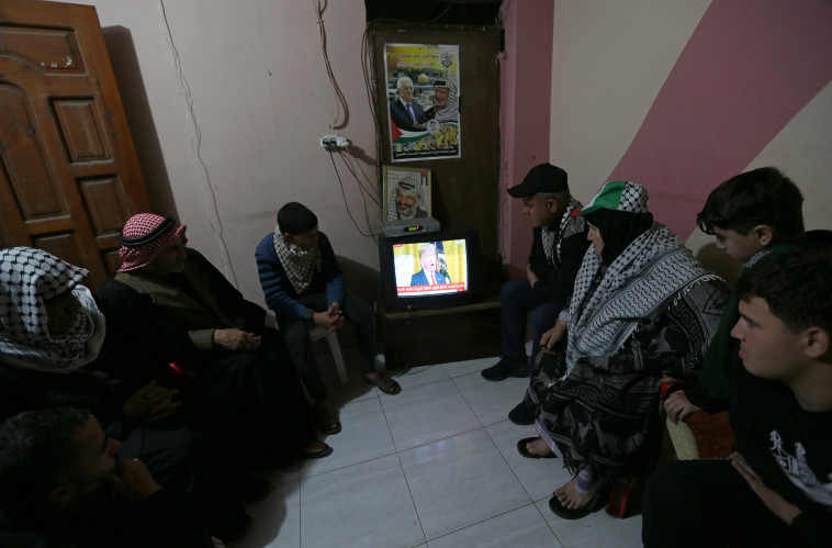 פלסטינים צופים בהצהרת הנשיא (צילום: רויטרס)