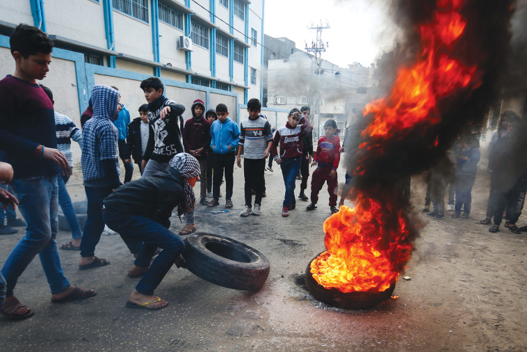 הצתת צמיגים ברפיח. צילום: עבד רחים כתיב, פלאש 90