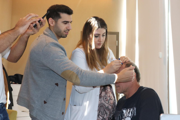 גל וקנין וד״ר זריאן במרפאה בטורקיה. צילום: יח