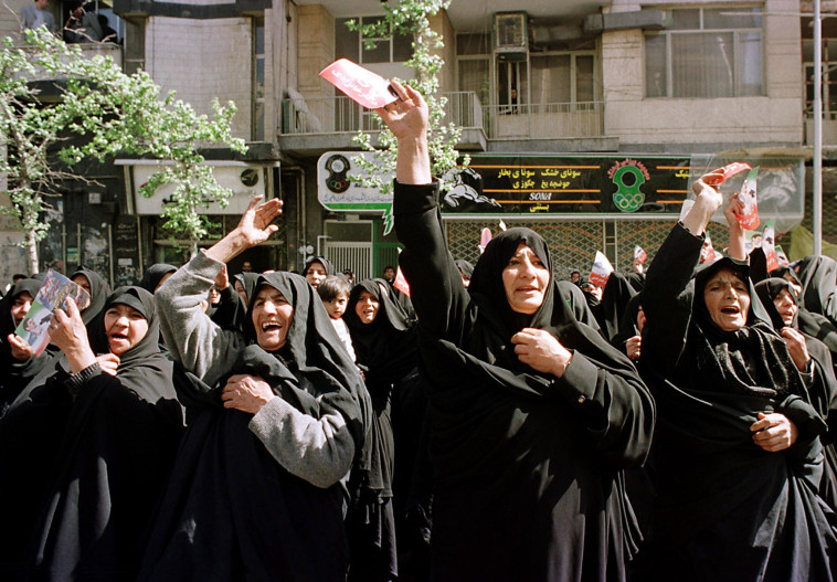 מחאת הנשים באיראן בשנת 2000. צילום: ATTA KENARE / Getty Images