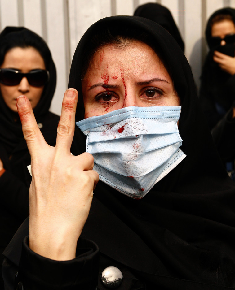 אישה בהפגנה באיראן, 2009. צילום: AFP/Getty images
