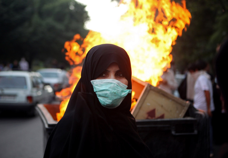 אישה מפגינה באיראן, 2009. צילום: getty images