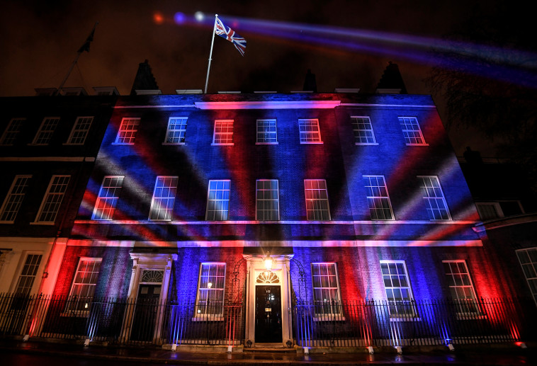 דאונינג 10, מעונו של ראש ממשלת בריטניה, מואר בצבעי הדגל (צילום: רויטרס)