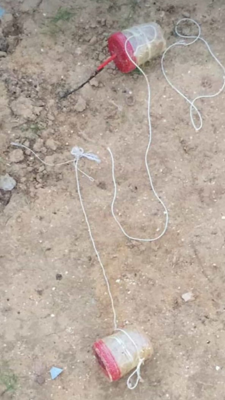בלוני הנפץ שהובלו על ידי ילדים בכפר בנגב. צילום: ועד כפר ביר אל-חמאם