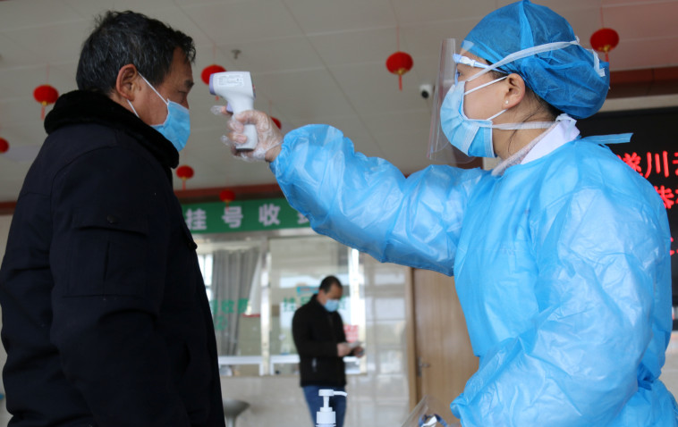בדיקות לחולים בסין. צילום: רויטרס