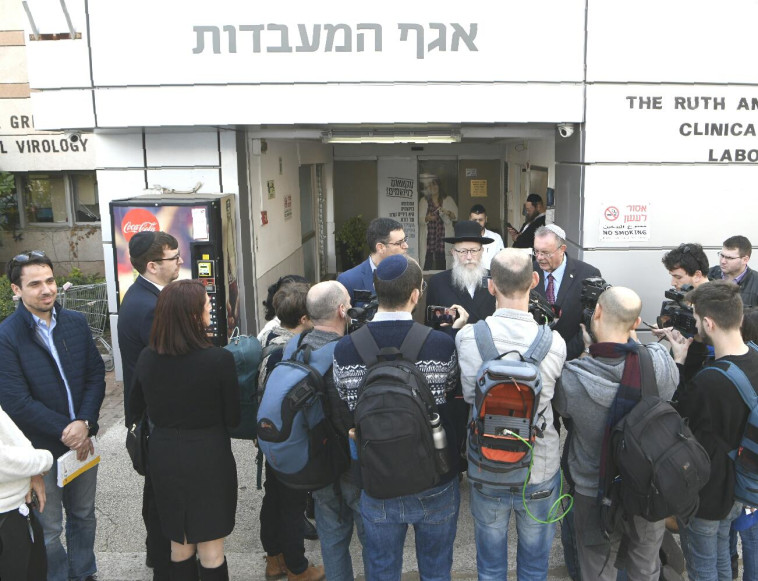 ליצמן בכניסה לביה''ח שיבא בתל השומר