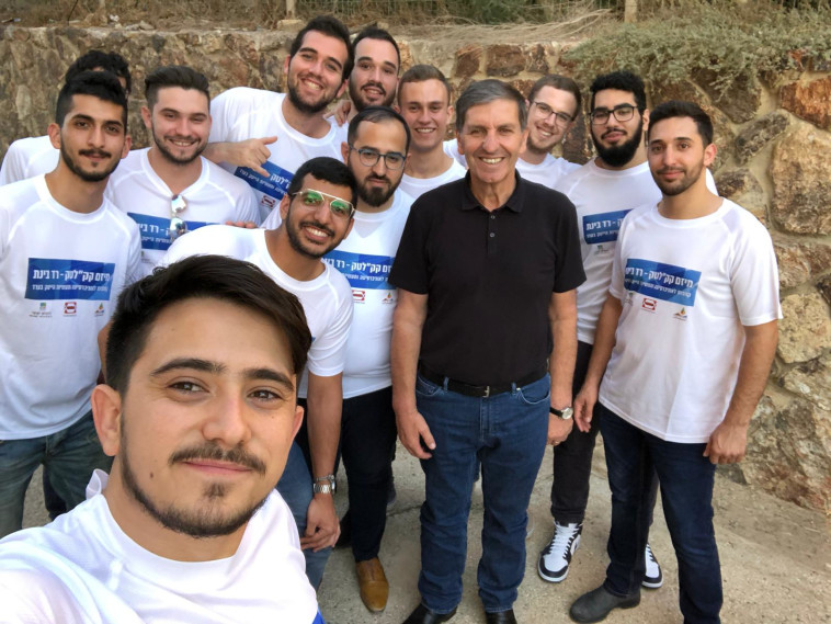  יו&quot;ר קק&quot;ל דניאל עטר עם הסטודנטים החדשים. צילום: קק&quot;ל