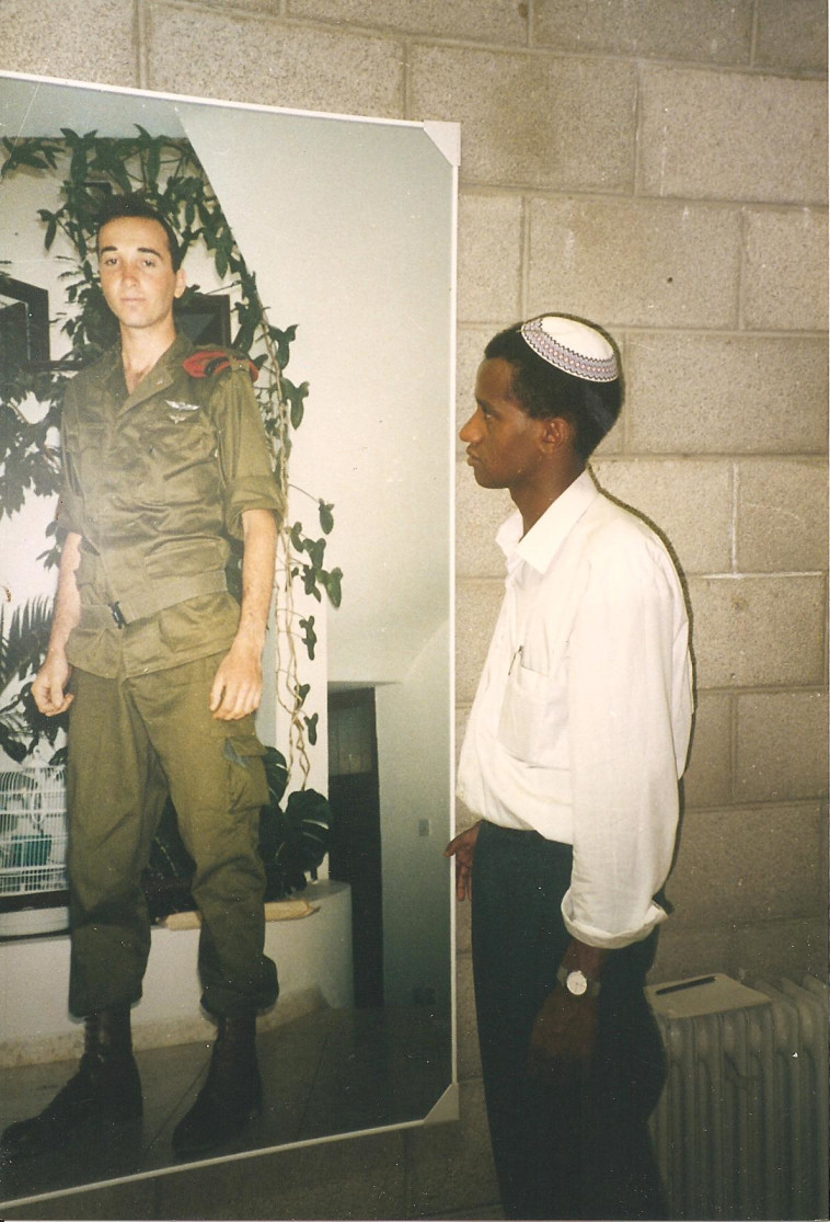 ליאור מביט בתמונתו של יואב ז