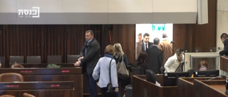 חברי הכנסת מכחול לבן עוזבים את העולם כשעולה השר בנט לנאום