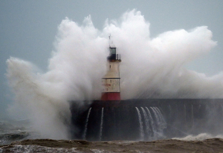 הסופה סיארה מכה בחופי בריטניה (צילום:  GLYN KIRK  Getty Images)