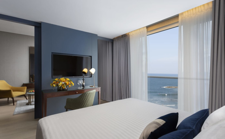 סוויטה רומנטית במלון קראון פלאזה. צילום : אסף פינצ'וק