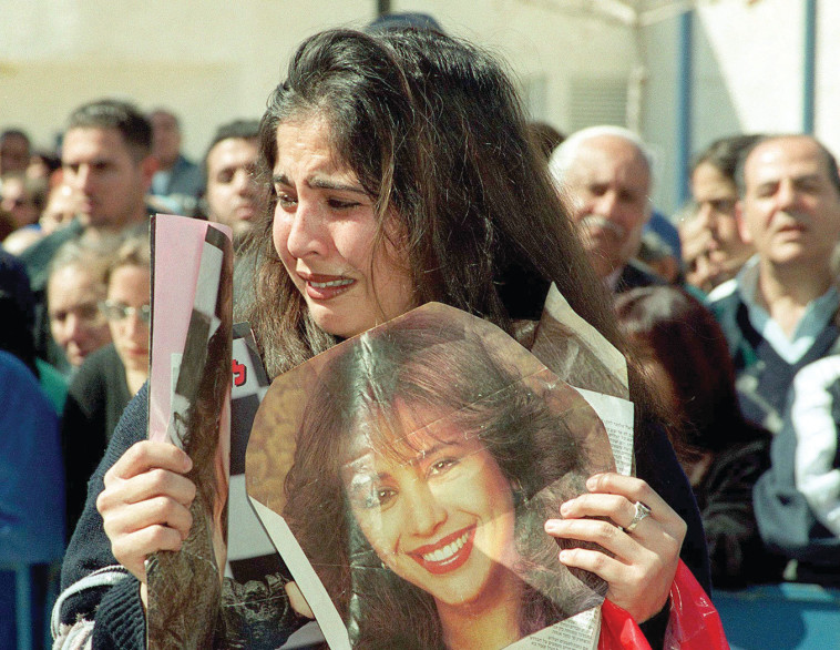 הלווית עפרה חזה