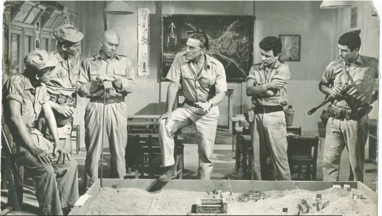 סצינה שנשארה על רצפת חדר העריכה. דאגלאס (במרכז) וזהבי