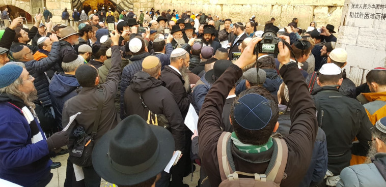 תפילה המונית בכותל לרפואת העם הסיני