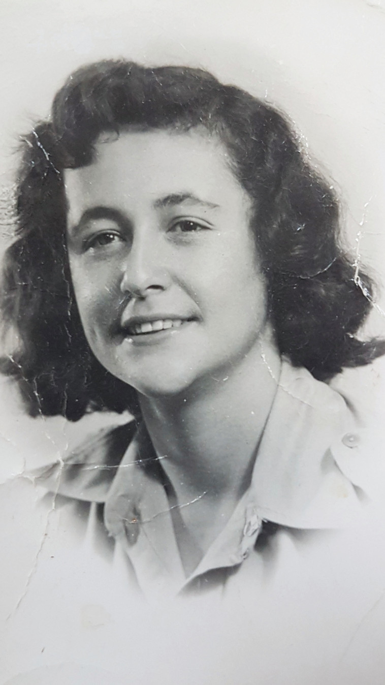 נעמי עורב בצעירותה