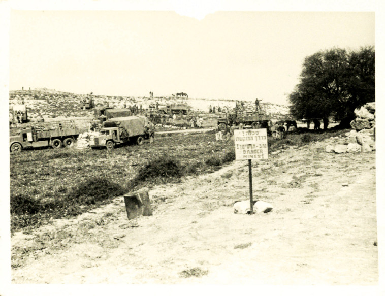 פריקת שיירת נביא דניאל על יד האלון הבודד