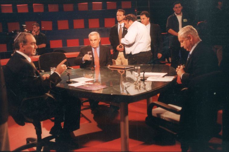 העימות בין בנימין נתניהו לאיציק מרדכי בבחירות 1999. צילום: אלי דסה