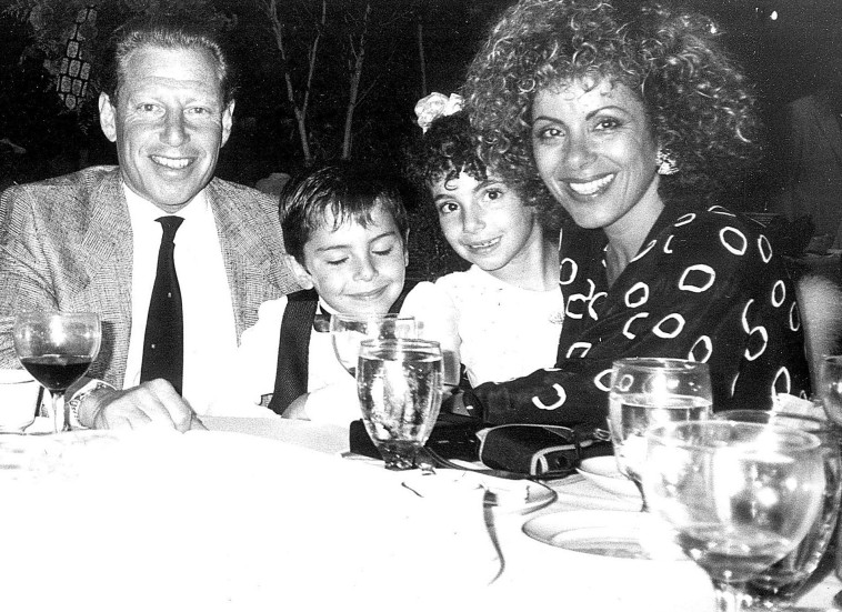 שנת 1987 חדוה עמרני ובני משפחתה (צילום: אירית רותם)