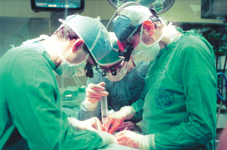 רופאים בחדר ניתוח, אילוסטרציה (למצולמים אין קשר לנאמר בכתבה, צילום: נתי שוחט, פלאש 90)