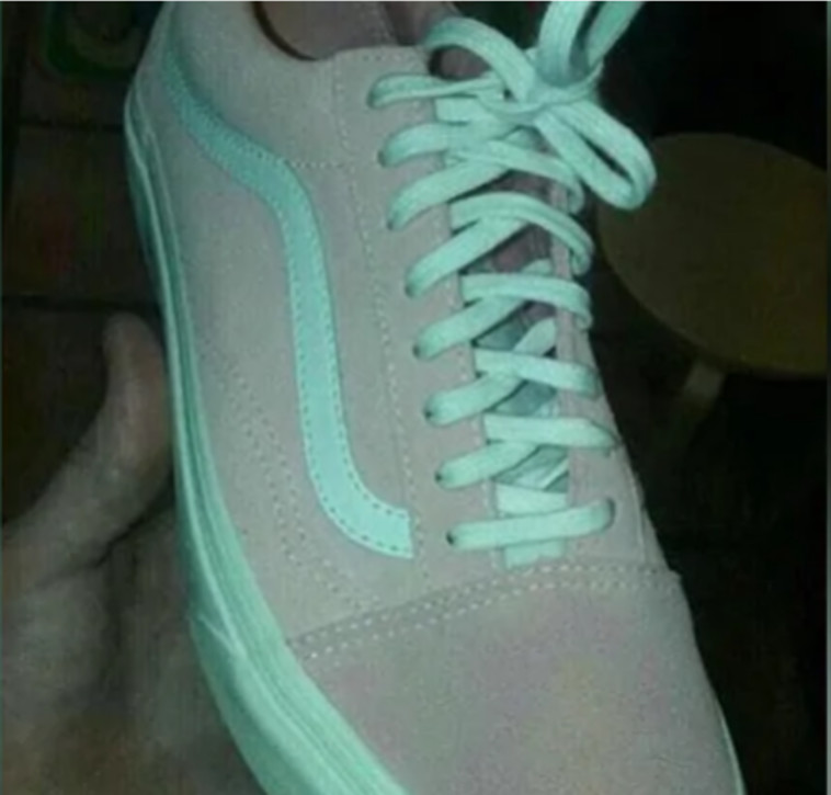 נעלי הסניקרס המדוברות. ורוד ולבן או תכלת ואפור?