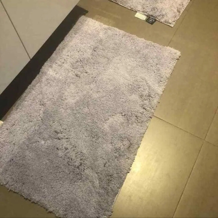 אפור או סגול? שטיח אמבטיה (צילום: צילום מסך פייסבוק)