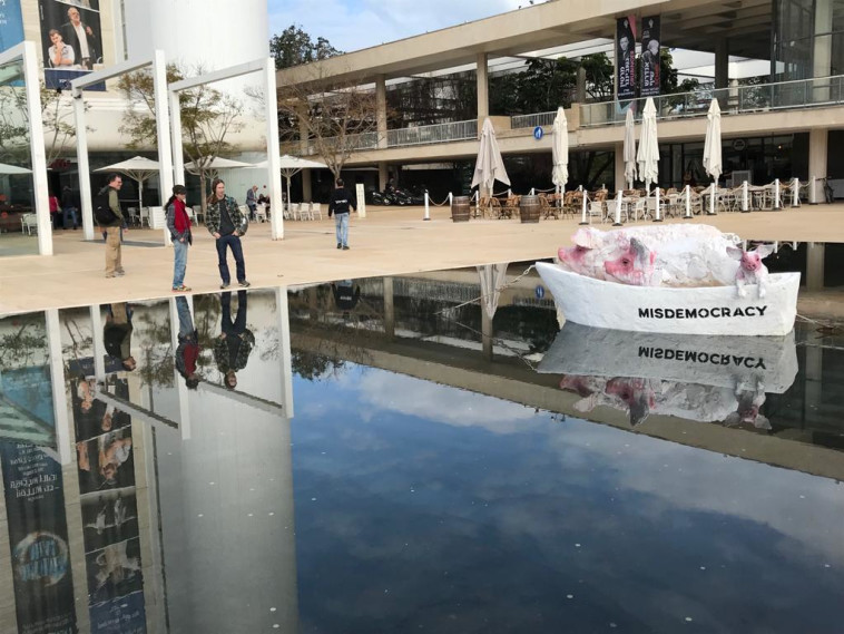 מיצג החזירים ברחבת הבימה בת''א 