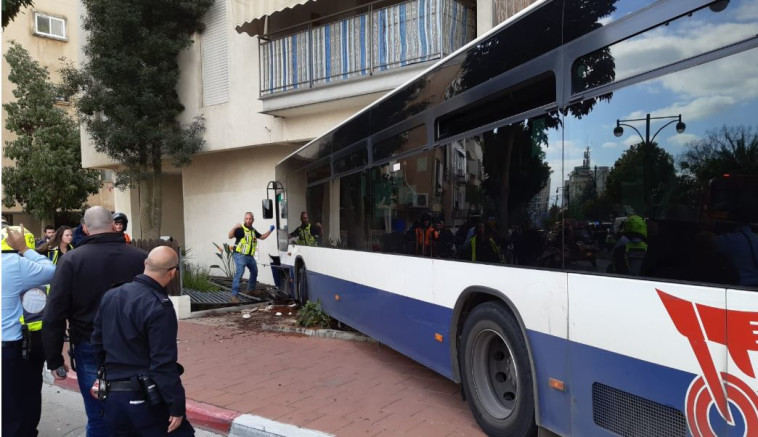 אוטובוס התנגש בקיר בר''ג (צילום: דוברות מחוז דן ת.א רמת גן)