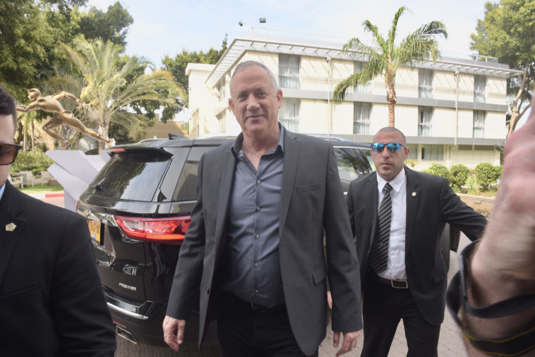 גנץ בכניסה לפגישה עם ליברמן