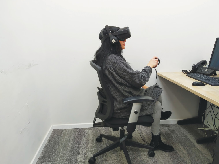 אילנה עושה את מבחן המציאות המדומה 