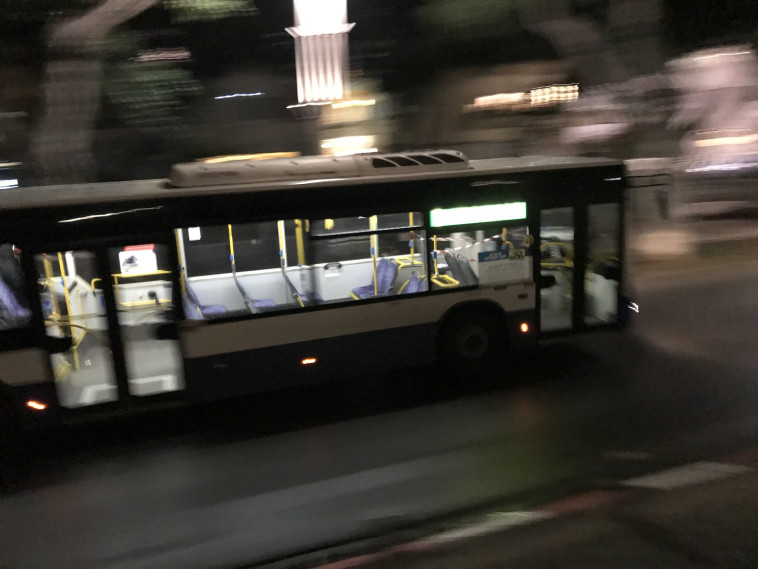 אוטובוס שומם בשל הקורונה (צילום: אבשלום ששוני)
