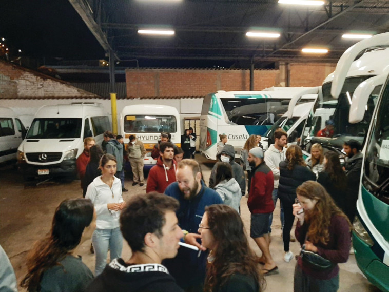 תרמילאים בדרך לאוטובוסים בקוסקו