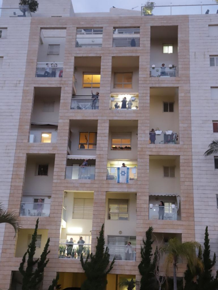 מוחאים כפיים לצוותים הרפואיים בצפון ת''א