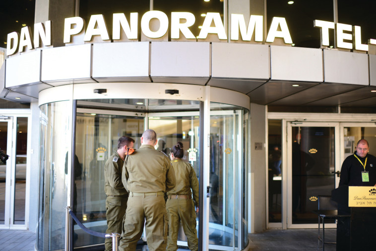 חיילים בכניסה למלונית הקורונה