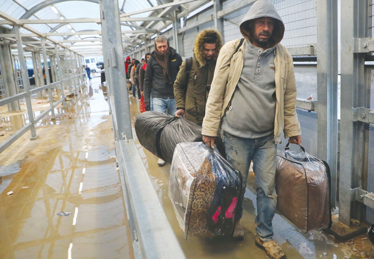 פועלים פלסטינים במעברים