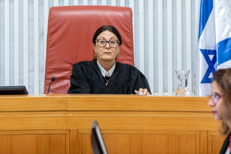 השופטת חיות במהלך הדיון בעניינו של אדלשטיין 