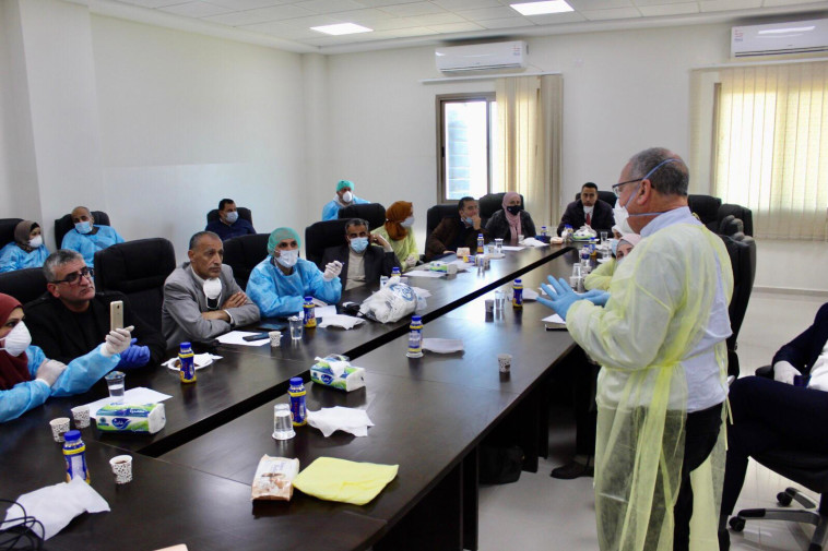 הקורונה: הדרכות המנהל האזרחי לצוותי רפואה פלסטיניים (צילום: דוברות מתפ''ש)