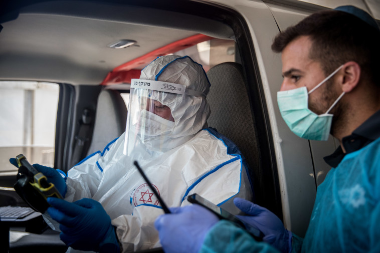 צוות מד''א מתארגן לבדיקת חולי קורונה (למצולמים אין קשר לנאמר בכתבה)