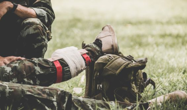 טיפול בחייל פצוע