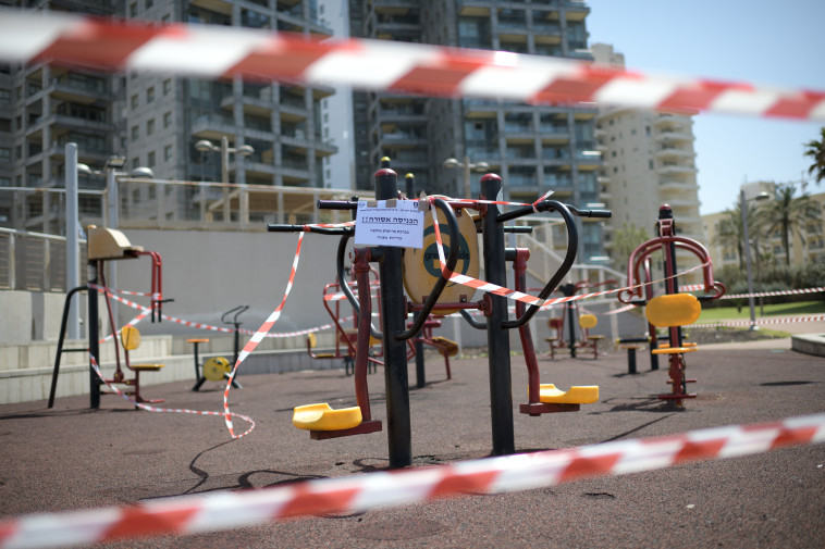 מתקני כושר ציבוריים ריקים מאדם