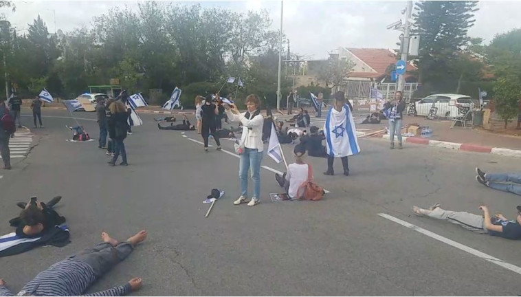הפגנה מול ביתו של בני גנץ (צילום: דוברות מחאת הדגלים השחורים)