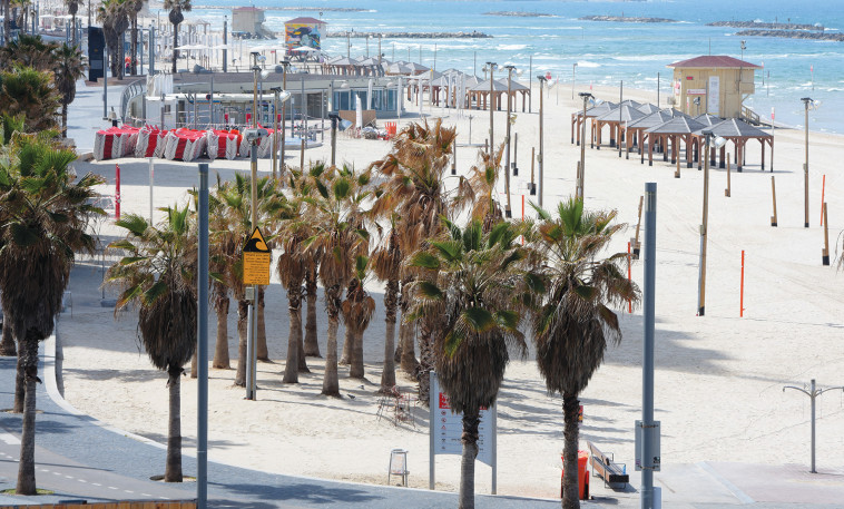 טיילת תל אביב וחוף הים שוממים 