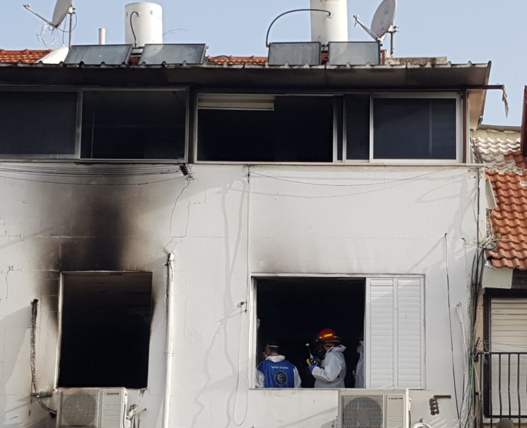 חוקר דליקות של כב''ה בדירה מלווה בחוקר משטרה